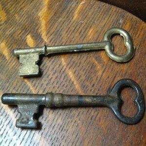 🗝 Antique Pair Of Skeleton Keys (2)